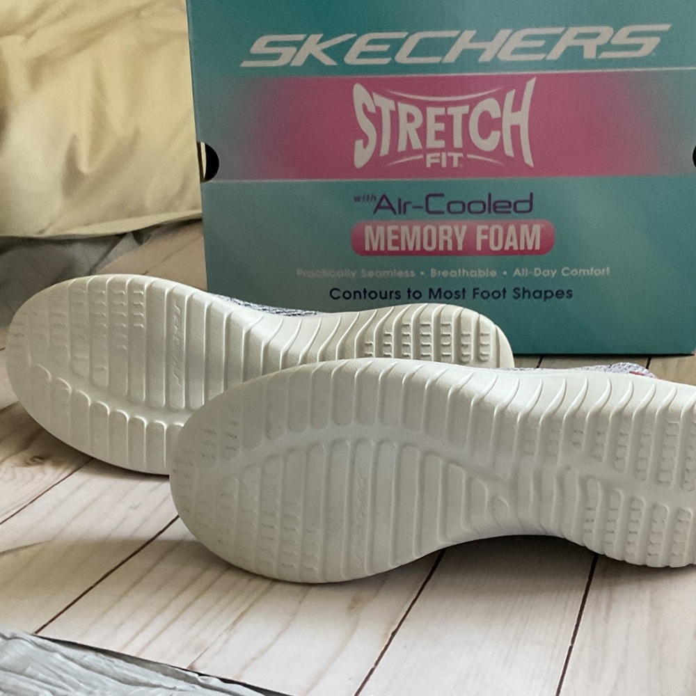 NWT Woman’s Size 6.5 Skechers Slip-on Stretch Black/White Gray Sneakers - Picture 3 of 7